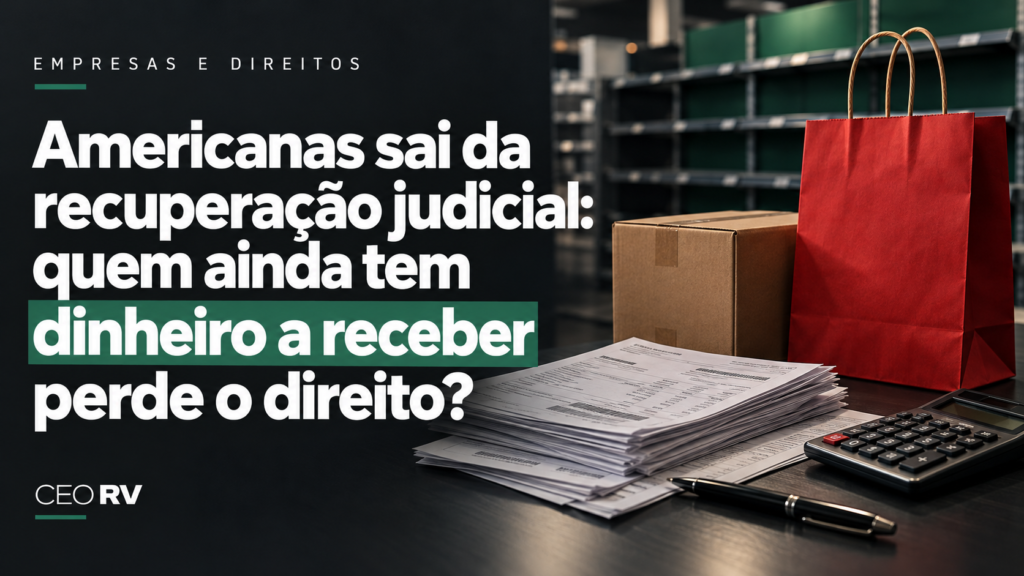 Capa ilustrativa sobre o fim da recuperação judicial da Americanas, com sacola, caixa, calculadora e documentos sobre uma mesa escura.